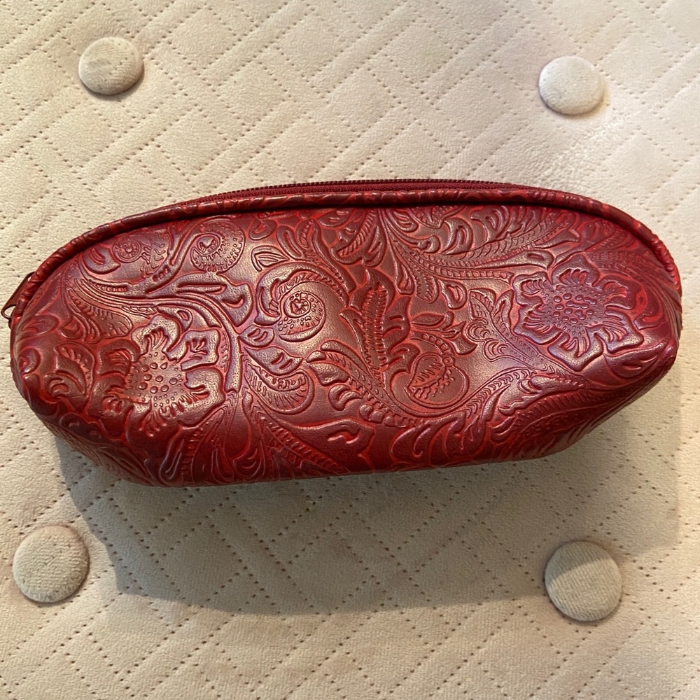 Zippered red engraved floral design soft shell case - Picture 2 of 9